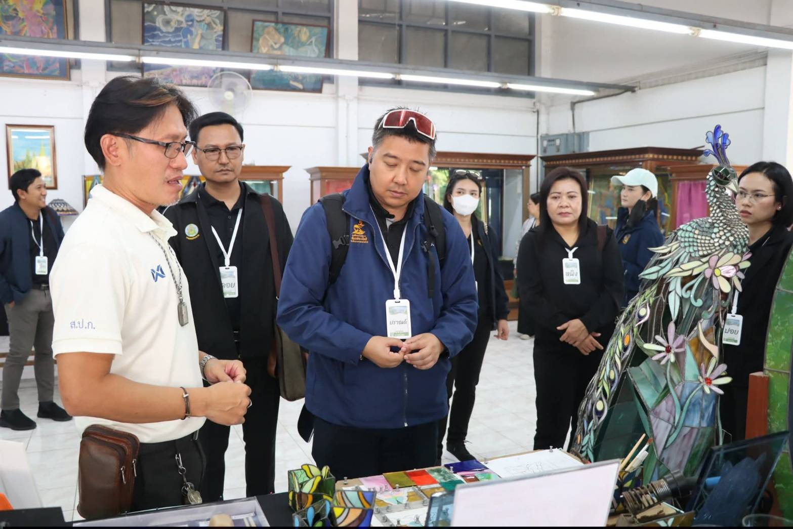 title - นางสาวสิริมา แจ้งกระจ่าง ผู้อำนวยการศูนย์ส่งเสริมและพัฒนาอาชีพเสริมนอกภาคการเกษตร ให้การต้อนรับบุคลากรในโครงการฝึกอบรมเชิงปฏิบัติการ หลักสูตรนักบริหารการชลประทานระดับต้น รุ่นที่ 30 ณ ศูนย์ส่งเสริมและพัฒนาอาชีพเสริมนอกภาคการเกษตร (ศูนย์ศิลปาชีพ บางไทรฯ (เดิม))